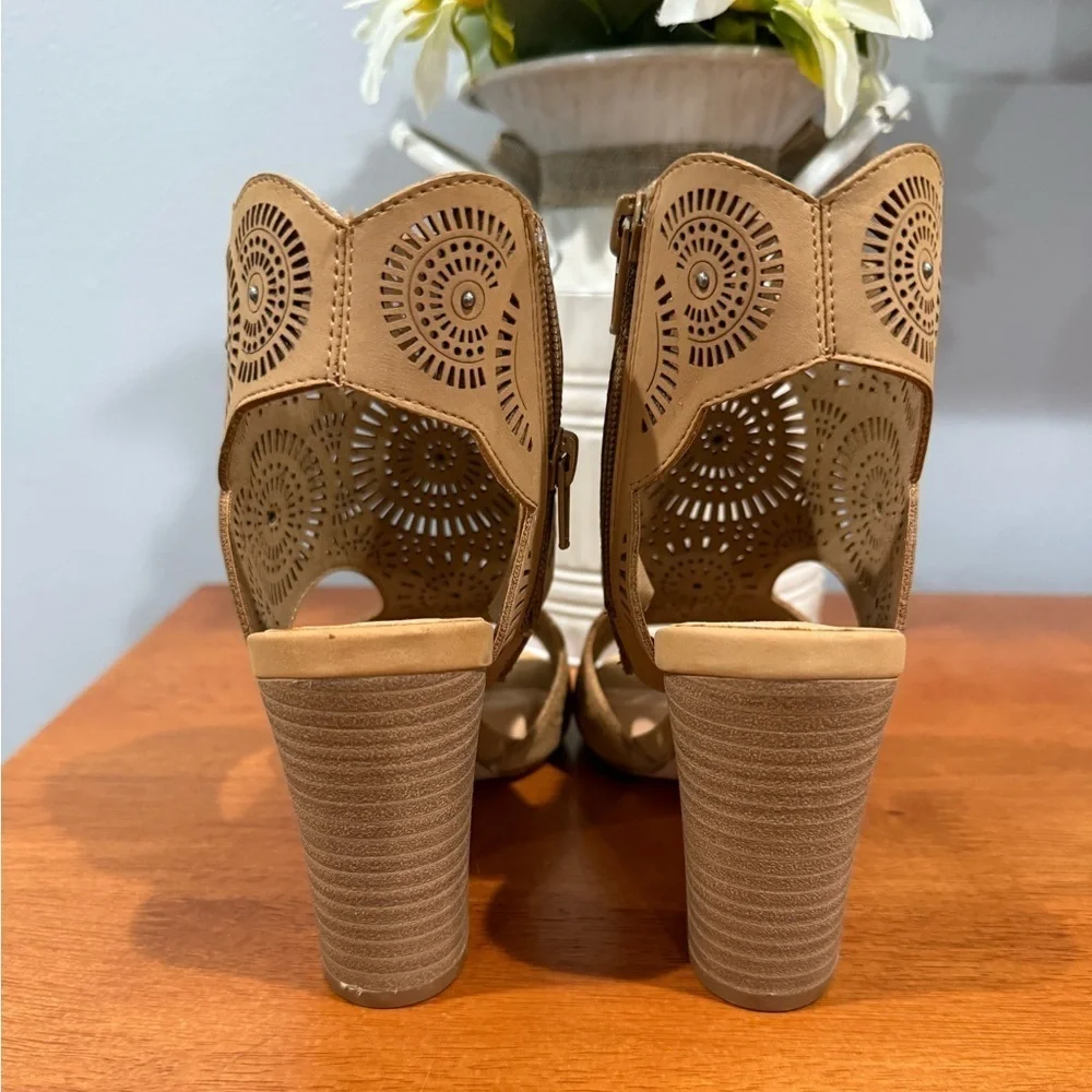 FRANCESCAS Bendetti scalloped Women's Tan Block Heel Sandals/size 6